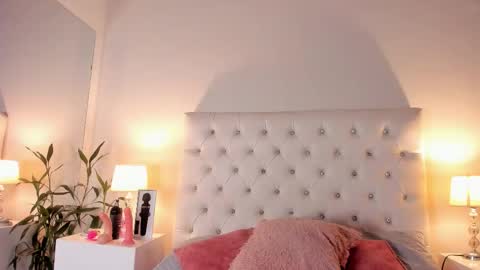 Snapshot of perla_giraldo chatting on 10/15/25, 04:23 PERLA online show from 10/15/25, 04:23