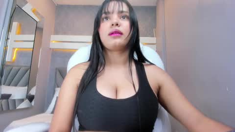 Snapshot of perlaevansx chatting on 02/14/25, 02:28 PERLA online show from 02/14/25, 02:28