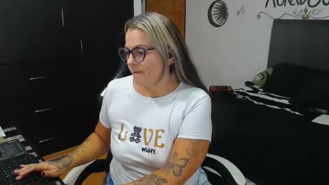 Snapshot of perlagoloza05 chatting on 10/27/25, 03:21 goloza online show from 10/27/25, 03:21