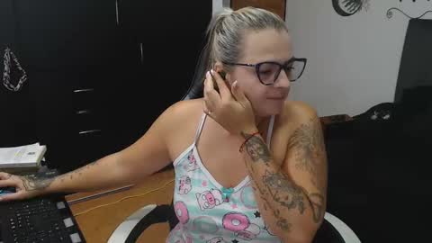 Snapshot of perlagoloza05 chatting on 11/11/25, 02:55 goloza online show from 11/11/25, 02:55