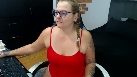 Snapshot of perlagoloza05 chatting on 11/24/25, 02:33 goloza online show from 11/24/25, 02:33