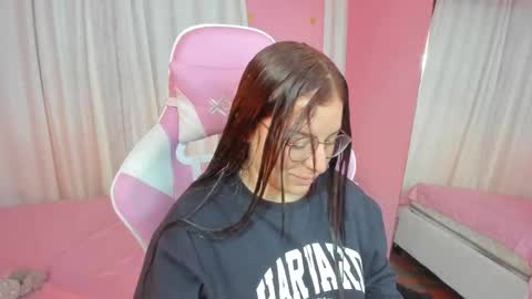 Snapshot of persefone_saira chatting on 11/15/25, 09:39 Marie online show from 11/15/25, 09:39