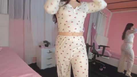 Snapshot of persefone_saira chatting on 11/21/25, 09:30 Marie online show from 11/21/25, 09:30