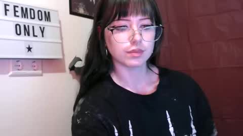 Snapshot of persephones_garden chatting on 04/29/26, 12:09 Persephone online show from 04/29/26, 12:09