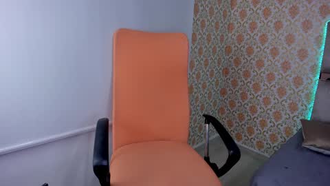 Snapshot of pervert_milf2023 chatting on 12/18/24, 01:15 Isabella online show from 12/18/24, 01:15