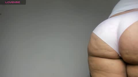 Snapshot of pervertt_mommy chatting on 10/28/25, 09:28 Alexandra online show from 10/28/25, 09:28