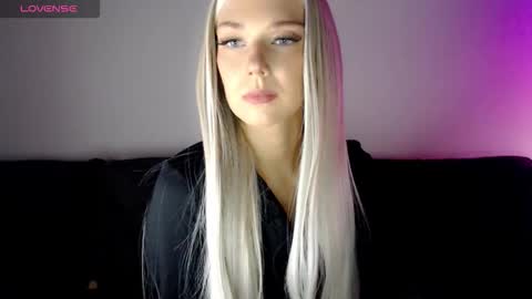 Snapshot of pervyblonde chatting on 11/12/25, 08:15 Isabella online show from 11/12/25, 08:15