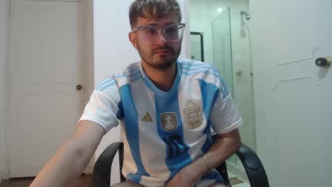 Snapshot of peter_x_annaud chatting on 02/04/25, 10:24 FELIPE online show from 02/04/25, 10:24