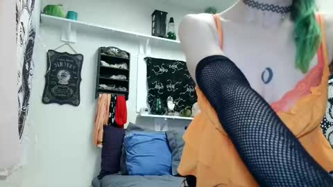 Snapshot of petite_emeri chatting on 10/31/25, 05:19 Emeri online show from 10/31/25, 05:19