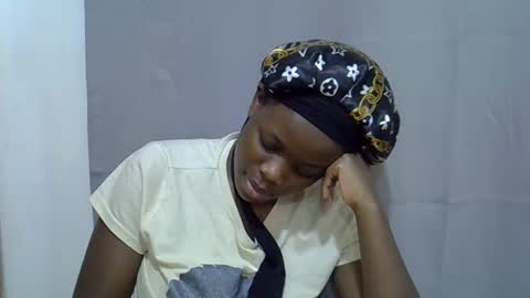 Snapshot of petite_melan chatting on 09/29/25, 12:05 petite_melan online show from 09/29/25, 12:05