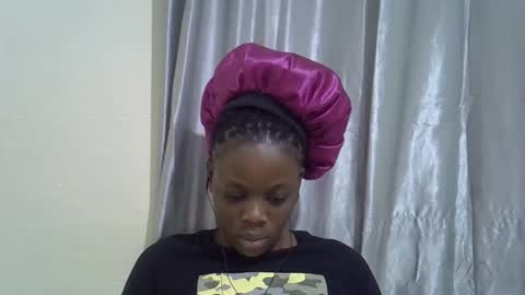 Snapshot of petite_melan chatting on 10/19/25, 02:01 petite_melan online show from 10/19/25, 02:01