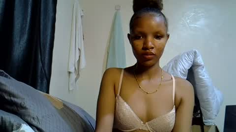Snapshot of petite_melinda chatting on 06/11/26, 12:32 petite_melinda online show from 06/11/26, 12:32