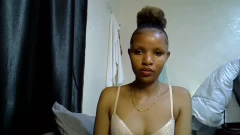 Snapshot of petite_melinda chatting on 06/11/26, 02:53 petite_melinda online show from 06/11/26, 02:53