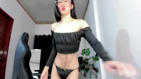 Snapshot of petite_sexycum chatting on 12/14/25, 07:40 Linda online show from 12/14/25, 07:40