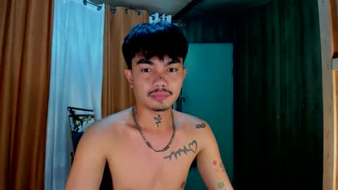 Snapshot of petiteasianx chatting on 11/08/25, 05:29 Vrin online show from 11/08/25, 05:29