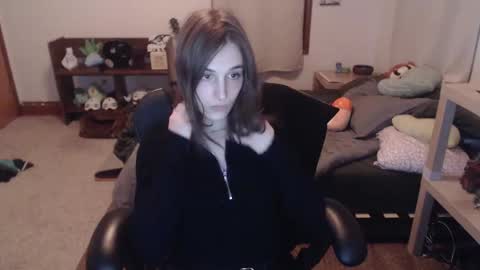 Snapshot of petitecut chatting on 02/11/25, 04:44 caracal online show from 02/11/25, 04:44