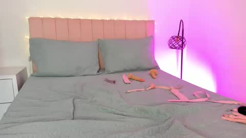 Snapshot of petitedanna chatting on 02/18/25, 12:28 Danna online show from 02/18/25, 12:28