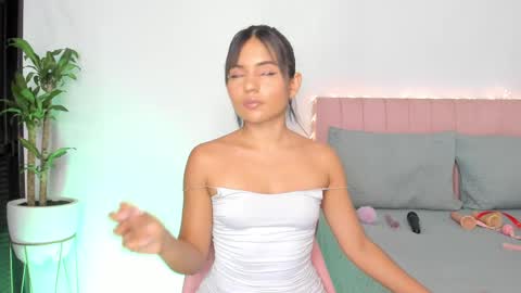 Snapshot of petitedanna chatting on 02/25/25, 10:58 Danna online show from 02/25/25, 10:58