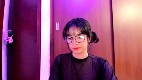 Snapshot of petitee_lunna chatting on 02/02/25, 12:40 Lunna online show from 02/02/25, 12:40