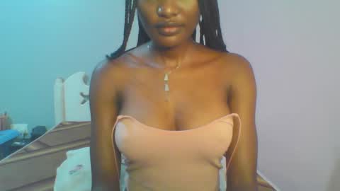 Snapshot of petiteediva chatting on 05/13/26, 02:42 diva online show from 05/13/26, 02:42
