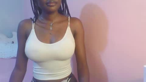 Snapshot of petiteediva chatting on 05/19/26, 02:29 diva online show from 05/19/26, 02:29
