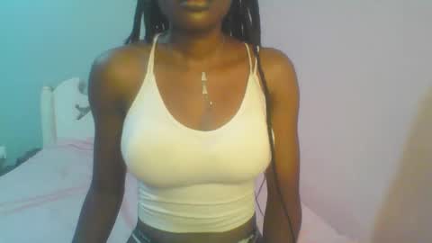 Snapshot of petiteediva chatting on 05/20/26, 02:29 diva online show from 05/20/26, 02:29