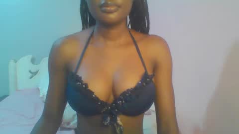 Snapshot of petiteediva chatting on 05/21/26, 02:40 diva online show from 05/21/26, 02:40