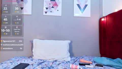 Snapshot of petitelittlemissy chatting on 05/19/26, 01:56 petitelittlemissy online show from 05/19/26, 01:56