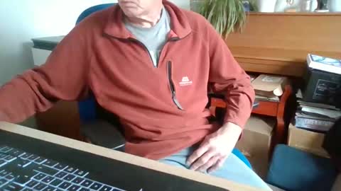 Snapshot of petitwilly chatting on 05/19/26, 08:31 petitwilly online show from 05/19/26, 08:31