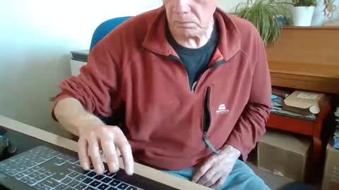 Snapshot of petitwilly chatting on 05/21/26, 04:36 petitwilly online show from 05/21/26, 04:36