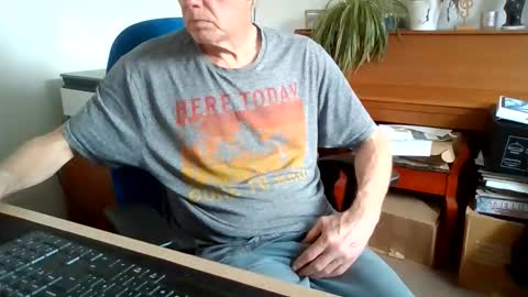 Snapshot of petitwilly chatting on 06/02/26, 12:51 petitwilly online show from 06/02/26, 12:51