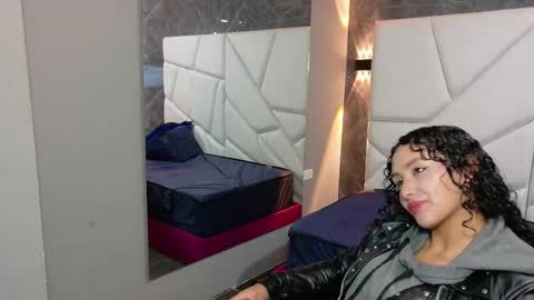 Snapshot of pettymoon chatting on 10/25/25, 11:29 Moon online show from 10/25/25, 11:29