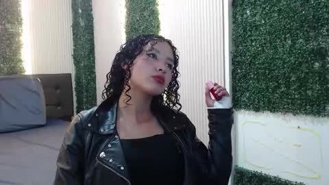 Snapshot of pettymoon chatting on 11/04/25, 12:48 Moon online show from 11/04/25, 12:48