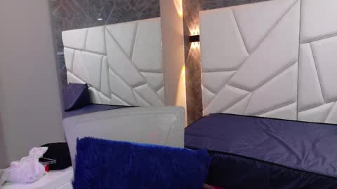 Snapshot of pettymoon chatting on 11/15/25, 11:18 Moon online show from 11/15/25, 11:18