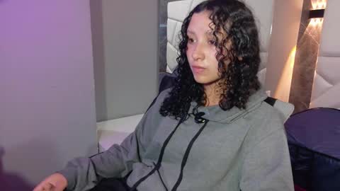 Snapshot of pettymoon chatting on 11/22/25, 11:09 Moon online show from 11/22/25, 11:09