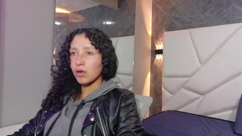 Snapshot of pettymoon chatting on 11/23/25, 01:11 Moon online show from 11/23/25, 01:11