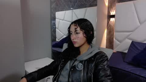 Snapshot of pettymoon chatting on 11/29/25, 11:35 Moon online show from 11/29/25, 11:35