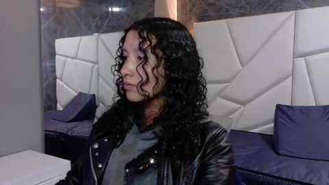 Snapshot of pettymoon chatting on 12/02/25, 11:37 Moon online show from 12/02/25, 11:37