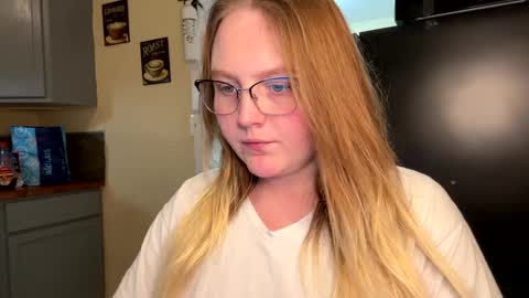 Snapshot of phatassblond chatting on 02/06/25, 03:06 PhatAssBlond online show from 02/06/25, 03:06