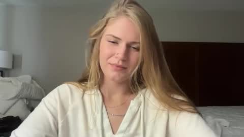 Snapshot of phoenixbabie21 chatting on 12/17/25, 06:14 phoenixbabie21 online show from 12/17/25, 06:14