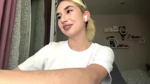 Snapshot of phylissrzucidlo chatting on 07/11/26, 08:33 Laura online show from 07/11/26, 08:33