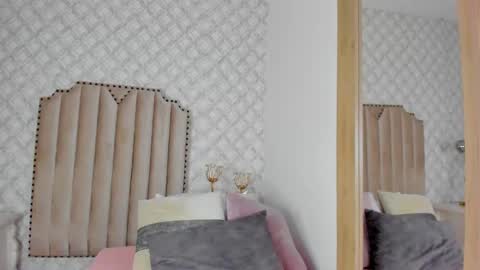 Snapshot of pia_johnson_ chatting on 02/24/25, 11:43    online show from 02/24/25, 11:43