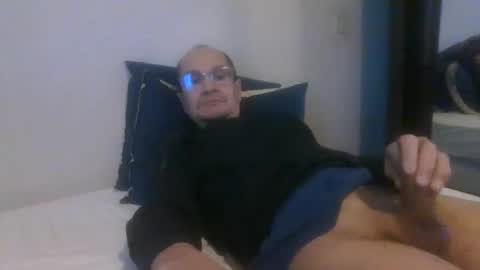 Snapshot of pichoun71 chatting on 12/21/24, 10:06 pichoun71 online show from 12/21/24, 10:06