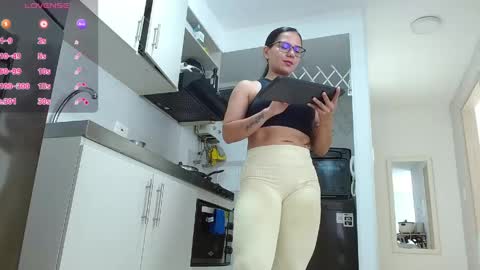 Snapshot of pielcanela361 chatting on 05/27/26, 03:20 Viviana online show from 05/27/26, 03:20