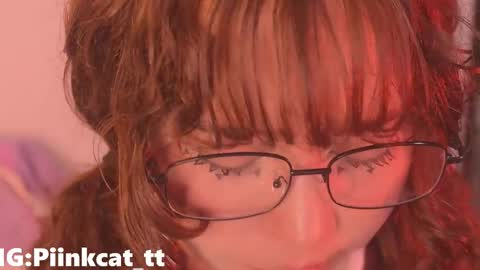 Snapshot of piinkcat chatting on 09/22/25, 04:03 Emi online show from 09/22/25, 04:03