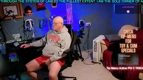 Snapshot of pilot_dave_69 chatting on 11/24/25, 04:23 Dave online show from 11/24/25, 04:23