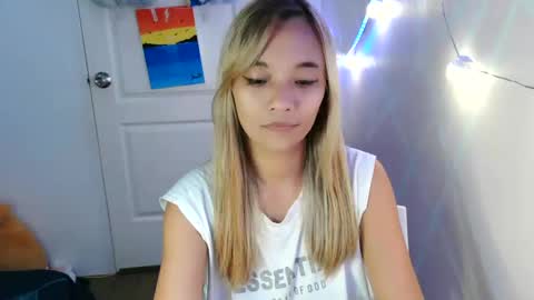 Snapshot of pinay_beauty14 chatting on 02/19/25, 01:28 pinay beauty14 online show from 02/19/25, 01:28