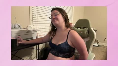 Snapshot of pineappleprincess1 chatting on 05/31/26, 12:30 Pineapple Princess online show from 05/31/26, 12:30