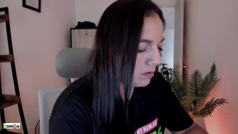 Snapshot of pink_kitten_ chatting on 05/04/26, 12:12 Eli online show from 05/04/26, 12:12