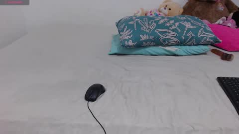 Snapshot of pink_love_25 chatting on 12/21/25, 05:14 pink_love_25 online show from 12/21/25, 05:14